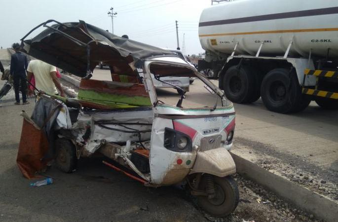 Four people were seriously injured in accident on Khamgaon-Shegaon road | खामगाव-शेगाव रोडवर टाटा मॅजिकची ऑटोला धडक, चार जण गंभीर जखमी Four people were seriously injured in accident on Khamgaon-Shegaon road | खामगाव-शेगाव रोडवर टाटा मॅजिकची ऑटोला धडक, चार जण गंभीर जखमी