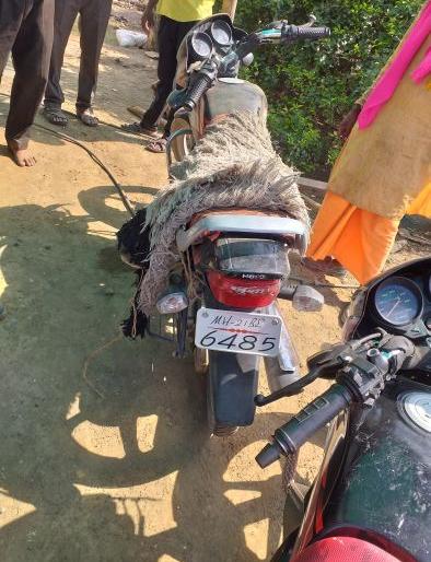 Truck-bike accident; Three injured | ट्रक-दुचाकीची धडक; तीन जखमी