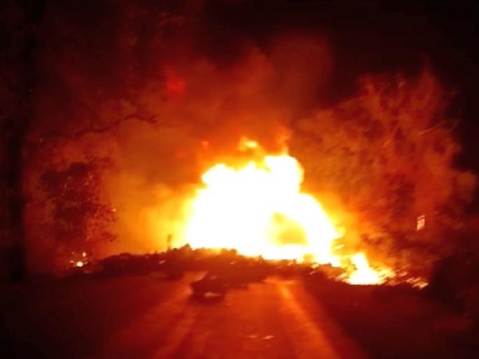 9 people died as diesel tanker and truck loaded with woods collision and fire breaks out | डिझेल टँकर व ट्रकचा भीषण अपघात! वाहनांनी घेतला पेट, ९ जणांचा होरपळून मृत्यू 9 people died as diesel tanker and truck loaded with woods collision and fire breaks out | डिझेल टँकर व ट्रकचा भीषण अपघात! वाहनांनी घेतला पेट, ९ जणांचा होरपळून मृत्यू