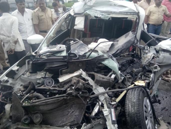 The car and tempo terrible accident, two killed and two serious | कार अन् टेम्पोचा भीषण अपघात, दोन ठार तर दोघे गंभीर