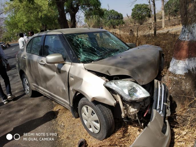 The car hit the tree, one injured | कार झाडावर धडकली, एकजण जखमी The car hit the tree, one injured | कार झाडावर धडकली, एकजण जखमी