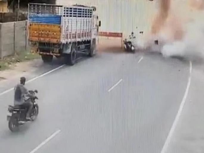 A horrific explosion of firecrackers, father and 7 year old son carrying firecrackers died on the spot | फटाक्याचा भीषण स्फोट, स्कूटरवरुन फटाके घेऊन जाणाऱ्या पिता-पुत्राचा दुर्दैवी अंत