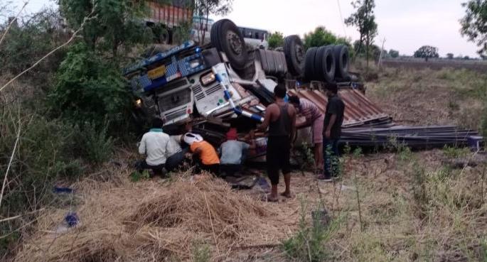 Truck accident on Nagpur-Aurangabad road; Driver, cleaner seriously injured! | नागपूर-औरंगाबाद मार्गावर ट्रकचा अपघात; चालक, क्लिनर गंभीर जखमी! Truck accident on Nagpur-Aurangabad road; Driver, cleaner seriously injured! | नागपूर-औरंगाबाद मार्गावर ट्रकचा अपघात; चालक, क्लिनर गंभीर जखमी!