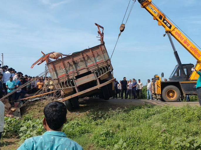 Two women killed after truck hits women on way to religious event in Mangalwedha | धार्मिक कार्यक्रमासाठी निघालेल्या महिलांना ट्रकने उडविले; दोन महिलांचा मृत्यू Two women killed after truck hits women on way to religious event in Mangalwedha | धार्मिक कार्यक्रमासाठी निघालेल्या महिलांना ट्रकने उडविले; दोन महिलांचा मृत्यू