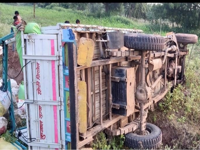 The driver's nap turns into worst accident of workers jeep; The death of one | चालकाला डुलकी लागल्याने मजुरांची जीप उलटली; एकाचा मृत्यू The driver's nap turns into worst accident of workers jeep; The death of one | चालकाला डुलकी लागल्याने मजुरांची जीप उलटली; एकाचा मृत्यू