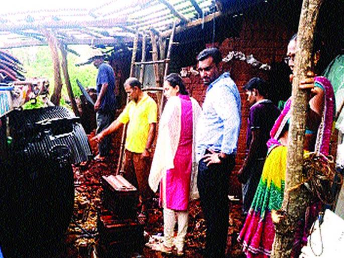 Four days later the trailer was in an accident house | चार दिवस उलटूनही ट्रेलर अपघातग्रस्त घरातच Four days later the trailer was in an accident house | चार दिवस उलटूनही ट्रेलर अपघातग्रस्त घरातच