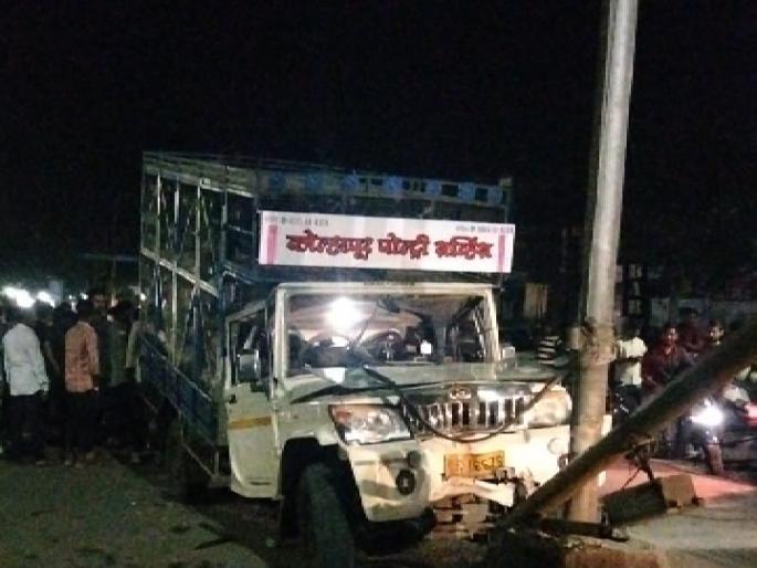 A signal pole was broken by the speed up tempo pounding tempo; New Vashi Naka incident in kolhapur | भरधाव टेम्पोने धडक दिल्याने सिग्नल खांब तुटला; नव्या वाशी नाका येथील घटना A signal pole was broken by the speed up tempo pounding tempo; New Vashi Naka incident in kolhapur | भरधाव टेम्पोने धडक दिल्याने सिग्नल खांब तुटला; नव्या वाशी नाका येथील घटना