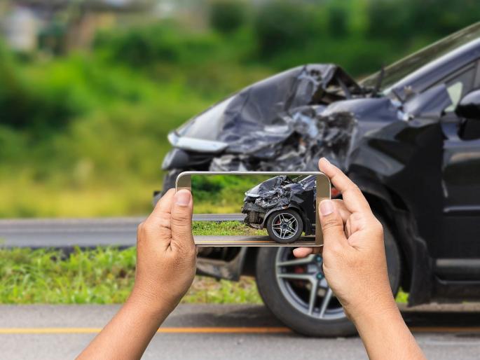 Vehicle hits Kannada Ghat embankment, three killed in Jalgaon | कन्नड घाटाच्या कठड्याला वाहन धडकले, तीन जण ठार