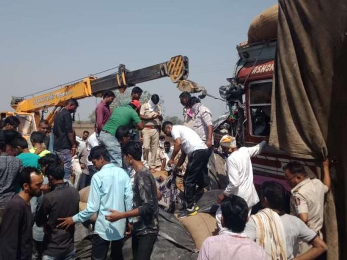 Truck hits face-to-face accident; Two killed | राष्ट्रीय महामार्गावर ट्रकची समोरासमोर धडक; दोघे ठार