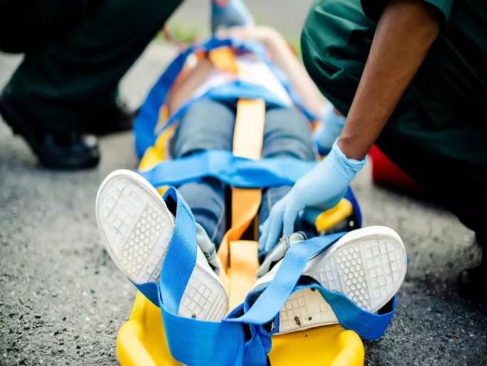 Take the injured to the hospital, get 25 thousand to 1 lakh; UP Yogi Adityanath government has brought a plan | जखमींना हॉस्पिटलला पोहचवा, २५ हजार ते १ लाख मिळवा; योगी सरकारनं आणली जबरदस्त योजना