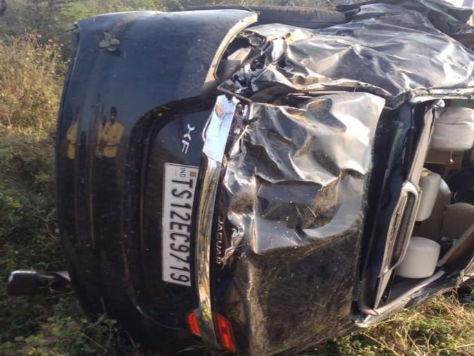 car accident Nagpur towards Hyderabad | नागपूरवरून हैदराबादकडे निघालेल्या कारचा भीषण अपघात car accident Nagpur towards Hyderabad | नागपूरवरून हैदराबादकडे निघालेल्या कारचा भीषण अपघात