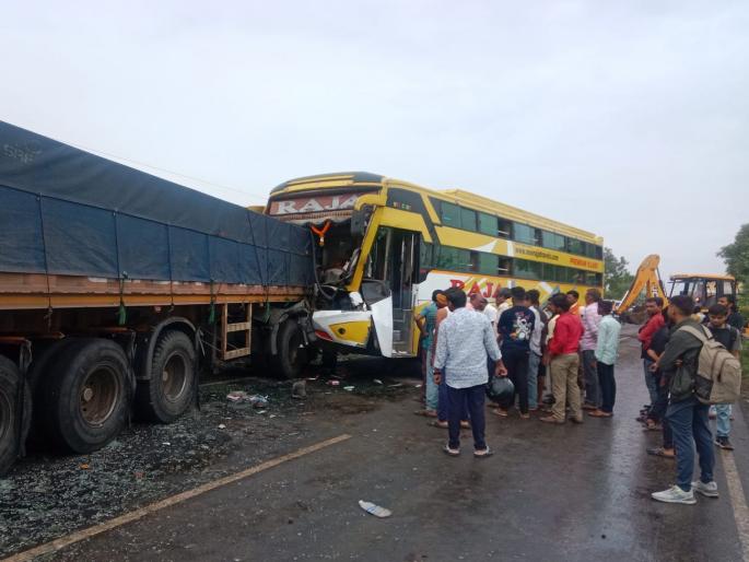 Travels bus collided with trailer while turning, 2 serious  | वळण घेताना ट्रॅव्हल्स बस ट्रेलरची धडक, २ गंभीर; पेडगावनजीकची घटना  Travels bus collided with trailer while turning, 2 serious  | वळण घेताना ट्रॅव्हल्स बस ट्रेलरची धडक, २ गंभीर; पेडगावनजीकची घटना