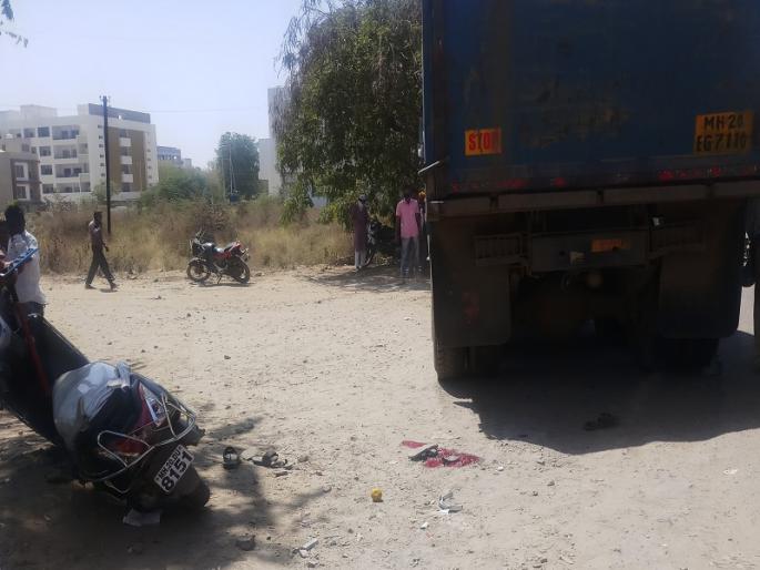 A loaded truck crushes a two-wheeler rider engineer; The helmet broke and the head struck | हेल्मेट फुटून डोक्याचा झाला चेंदामेंदा; भरधाव ट्रकने चिरडल्याने दुचाकीस्वार अभियंता जागीच ठार