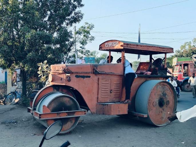 रोड रोलर चालू असताना चालक कोसळला अन् नागरिकांच्या काळजाचा ठोका चुकला | Solapur: रोड रोलर चालू असताना चालक कोसळला अन् नागरिकांच्या काळजाचा ठोका चुकला