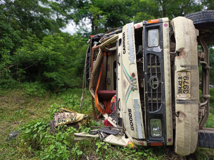 Tempo accident at Verul Ghat aurangabad; One dead and six injured | वेरूळ घाटात टेम्पोचा अपघात; एकाचा मृत्यू तर सहा जखमी Tempo accident at Verul Ghat aurangabad; One dead and six injured | वेरूळ घाटात टेम्पोचा अपघात; एकाचा मृत्यू तर सहा जखमी