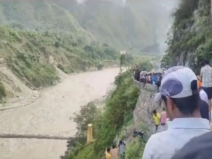 Bus full of passengers falls into flooded alaknanda river, horrific accident in Uttarakhand | प्रवाशांनी भरलेली बस पूर आलेल्या नदीत कोसळली, उत्तराखंडमध्ये भीषण अपघात