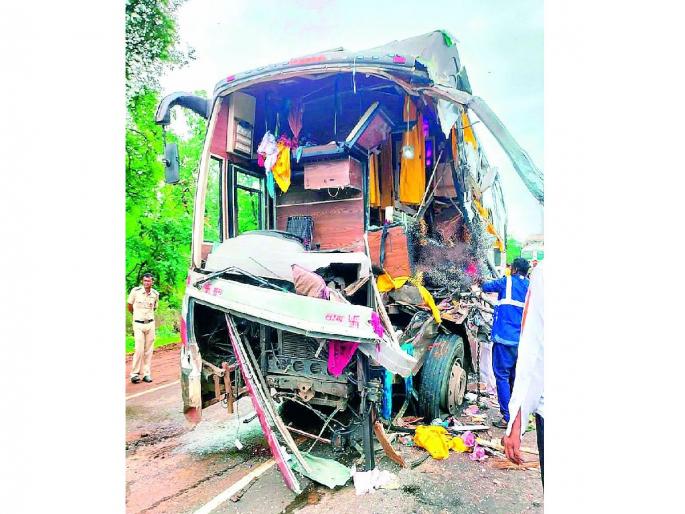 travels hits a standing truck on mohaghata jungle; two killed, eight seriously injured | उभ्या ट्रकवर भरधाव ट्रॅव्हल्स आदळली; दोघे ठार, आठ जण गंभीर जखमी travels hits a standing truck on mohaghata jungle; two killed, eight seriously injured | उभ्या ट्रकवर भरधाव ट्रॅव्हल्स आदळली; दोघे ठार, आठ जण गंभीर जखमी