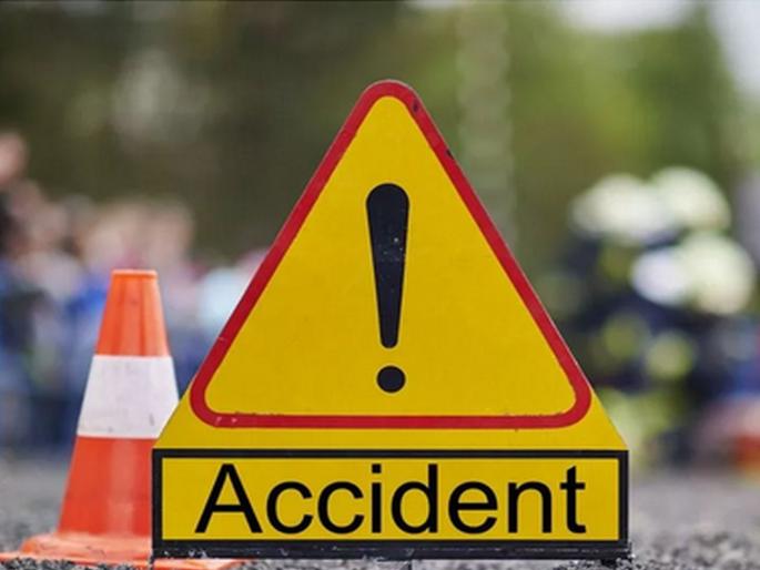 The girl who was taking the birthday cake with her father was crushed! | पित्यासाेबत वाढदिवसाचा केक घेवून जाणाऱ्या मुलीला चिरडले! 