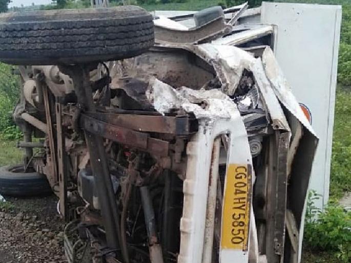 5 injured in Car Accident | शेगावहून परतताना चारचाकीला अपघात, पाच जण जखमी 5 injured in Car Accident | शेगावहून परतताना चारचाकीला अपघात, पाच जण जखमी