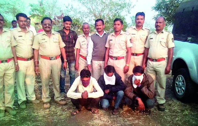 Washim: Three accused executing Machada forest department is under custody! | वाशिम : माकडाला जीवे मारणारे तीन आरोपी वन विभागाच्या ताब्यात! Washim: Three accused executing Machada forest department is under custody! | वाशिम : माकडाला जीवे मारणारे तीन आरोपी वन विभागाच्या ताब्यात!