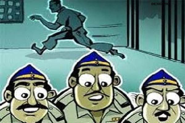 Accident case accused school van driver vanished from police station | अपघात करणारा आरोपी स्कूल व्हॅन चालक पोलीस ठाण्यातून बेपता Accident case accused school van driver vanished from police station | अपघात करणारा आरोपी स्कूल व्हॅन चालक पोलीस ठाण्यातून बेपता