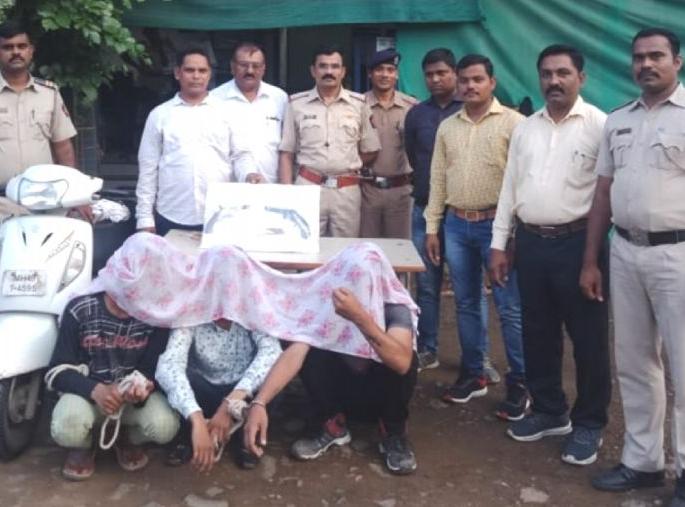 Deadly weapon with two pistols seized in Nagpur | नागपुरात दोन पिस्तुलासह घातक शस्त्र जप्त Deadly weapon with two pistols seized in Nagpur | नागपुरात दोन पिस्तुलासह घातक शस्त्र जप्त