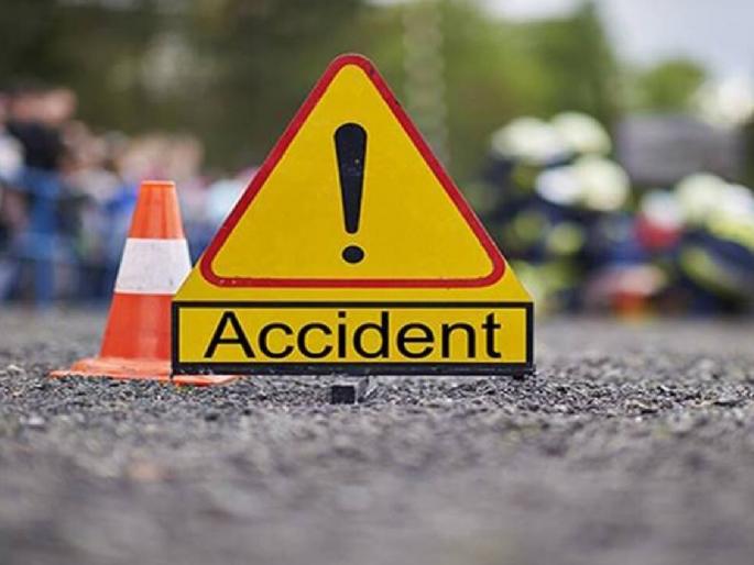 Speeding car collides with school van, two students injured | भरधाव कारची स्कुल व्हॅनला धडक, दोन विद्यार्थी जखमी Speeding car collides with school van, two students injured | भरधाव कारची स्कुल व्हॅनला धडक, दोन विद्यार्थी जखमी