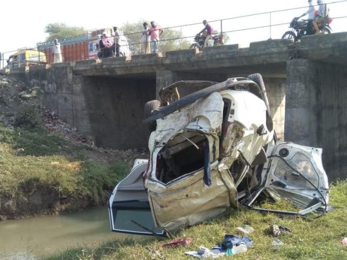 Car crashed into a riverbed; two killed, two seriously injured | भरधाव कार नदीपात्रात काेसळली; दाेन ठार, दाेन गंभीर Car crashed into a riverbed; two killed, two seriously injured | भरधाव कार नदीपात्रात काेसळली; दाेन ठार, दाेन गंभीर