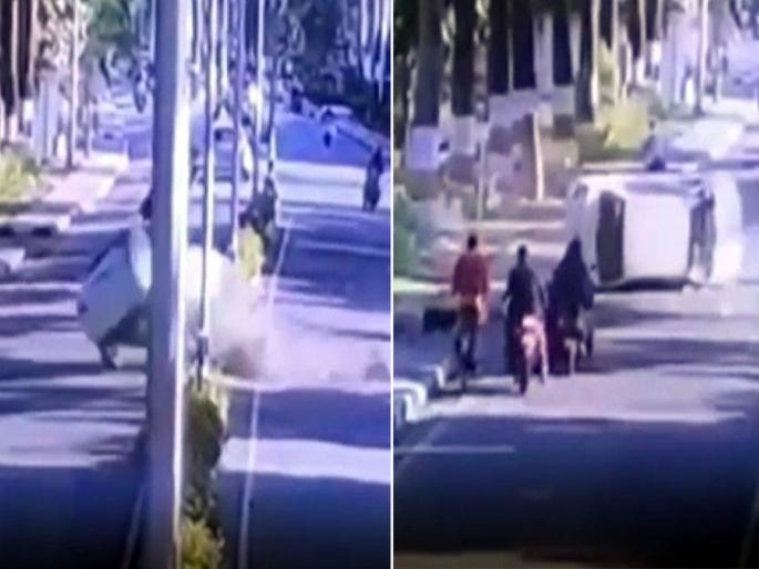 The speeding car hit the divider and overturned in the air. Horrible accident captured on CCTV | भरधाव वेगात कार दुभाजकाला धडकली अन् हवेत पलटी झाली,अन्..; भीषण अपघात CCTV त कैद The speeding car hit the divider and overturned in the air. Horrible accident captured on CCTV | भरधाव वेगात कार दुभाजकाला धडकली अन् हवेत पलटी झाली,अन्..; भीषण अपघात CCTV त कैद