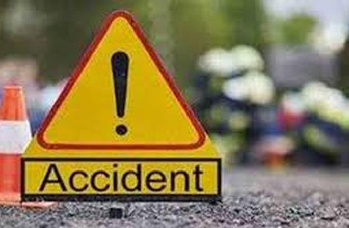 Youth killed in a car accident at Akola | कारच्या अपघातात युवक ठार Youth killed in a car accident at Akola | कारच्या अपघातात युवक ठार