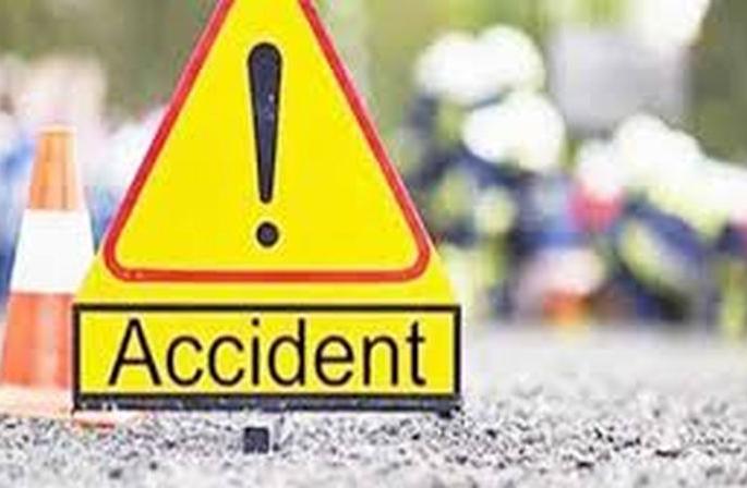 A loaded truck hits Ape; Four seriously injured | भरघाव ट्रकची अॅपेला धडक; चार गंभीर जखमी  A loaded truck hits Ape; Four seriously injured | भरघाव ट्रकची अॅपेला धडक; चार गंभीर जखमी