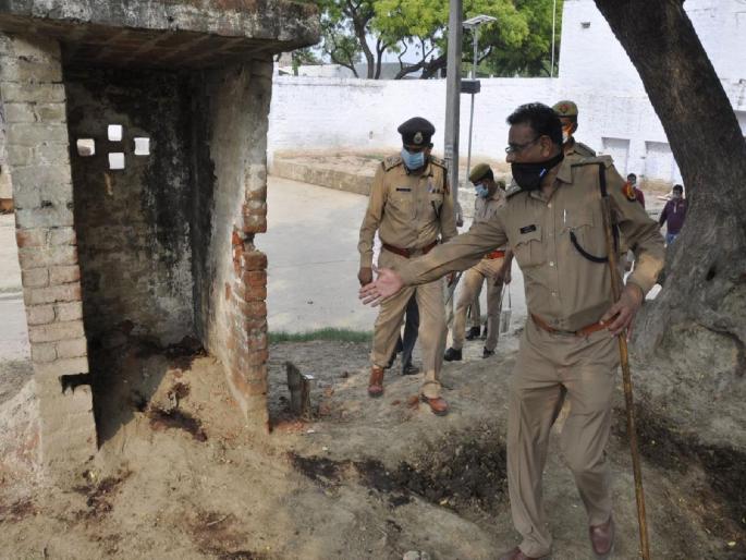 Eight policemen killed in Uttar Pradesh; Automatic rifles used by thugs | उत्तर प्रदेशात आठ पोलिसांची हत्या; गुंडांनी वापरली स्वयंचलित रायफल Eight policemen killed in Uttar Pradesh; Automatic rifles used by thugs | उत्तर प्रदेशात आठ पोलिसांची हत्या; गुंडांनी वापरली स्वयंचलित रायफल