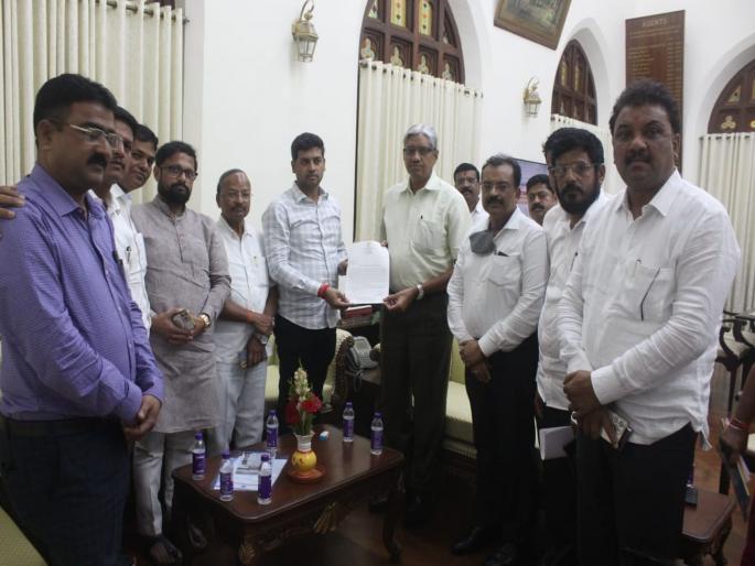 A simple local restore will be performed instead of the AC in the key; Railway administration's assurance | कळव्यातील AC ऐवजी साध्या लोकल पूर्ववत होणार; रेल्वे प्रशासनाचं आश्वासन A simple local restore will be performed instead of the AC in the key; Railway administration's assurance | कळव्यातील AC ऐवजी साध्या लोकल पूर्ववत होणार; रेल्वे प्रशासनाचं आश्वासन