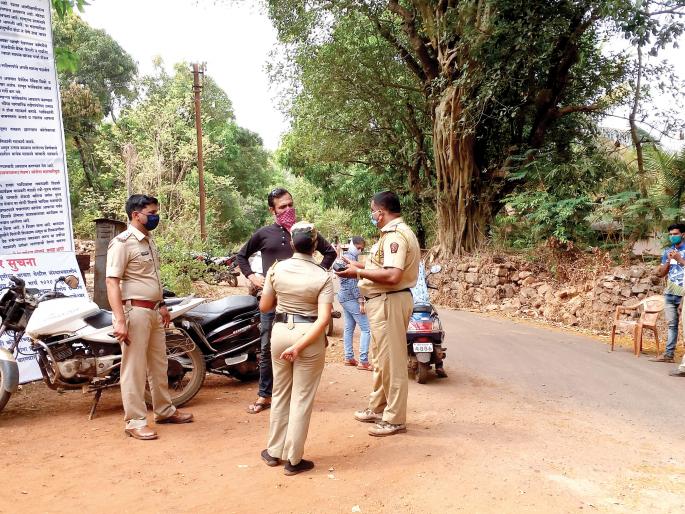 CoronaVirus Lockdown: | CoronaVirus Lockdown : आचऱ्यातील गर्दी आटोक्यात CoronaVirus Lockdown: | CoronaVirus Lockdown : आचऱ्यातील गर्दी आटोक्यात