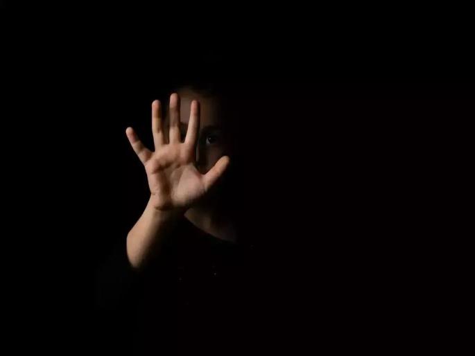 A woman's ear was ripped off as a food cart parked near a wineshop | वाइनशॉपजवळ खाद्यपदार्थांची हातगाडी लावली म्हणून महिलेचा कानच फाडला A woman's ear was ripped off as a food cart parked near a wineshop | वाइनशॉपजवळ खाद्यपदार्थांची हातगाडी लावली म्हणून महिलेचा कानच फाडला