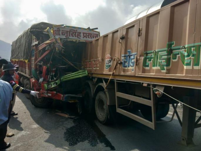 Two die in a truck trailer accident near Khopoli Exit | खोपोली एक्झिटजवळ ट्रक ट्रेलरच्या अपघात; दोन जणांचा मृत्यू Two die in a truck trailer accident near Khopoli Exit | खोपोली एक्झिटजवळ ट्रक ट्रेलरच्या अपघात; दोन जणांचा मृत्यू