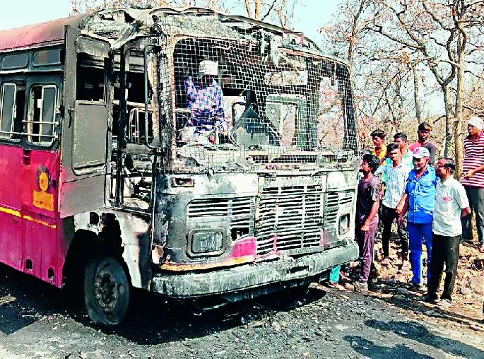 st bus catches fire in Shilona Ghat, 21 passenger evvacuated safely | शिळोणा घाटात धावती बस पेटली; चालकाच्या प्रसंगावधानामुळे २१ प्रवासी सुखरूप st bus catches fire in Shilona Ghat, 21 passenger evvacuated safely | शिळोणा घाटात धावती बस पेटली; चालकाच्या प्रसंगावधानामुळे २१ प्रवासी सुखरूप