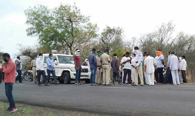 Unidentified vehicle hits two-wheeler: one killed; one serious | अज्ञात वाहनाची दुचाकीस धडक : एक ठार; एक गंभीर