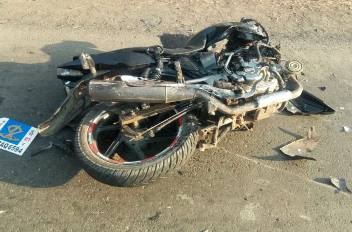 A soldier on his way to his brother's funeral died in an accident | भावाच्या अंत्यसंस्काराला जाणाऱ्या सैनिकाचा अपघातात मृत्यू A soldier on his way to his brother's funeral died in an accident | भावाच्या अंत्यसंस्काराला जाणाऱ्या सैनिकाचा अपघातात मृत्यू