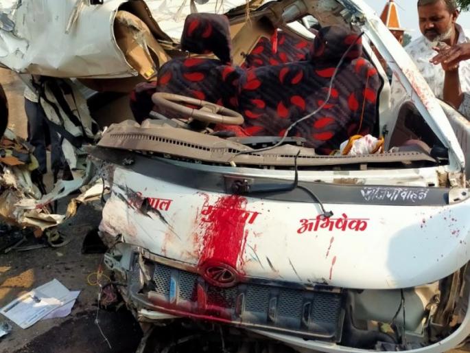 Two killed, three seriously injured in an Accident on Akola-Patur Road | मालवाहू व प्रवासी वाहनांची अमोरासमोर धडक, दोन ठार, तीन गंभीर जखमी Two killed, three seriously injured in an Accident on Akola-Patur Road | मालवाहू व प्रवासी वाहनांची अमोरासमोर धडक, दोन ठार, तीन गंभीर जखमी
