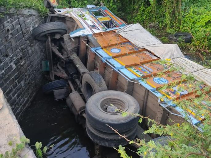 Truck crashes off bridge on Akola-Washim National Highway; Two killed | अकोला-वाशिम महामार्गावरील पुलावरून ट्रक कोसळला; दोन ठार Truck crashes off bridge on Akola-Washim National Highway; Two killed | अकोला-वाशिम महामार्गावरील पुलावरून ट्रक कोसळला; दोन ठार