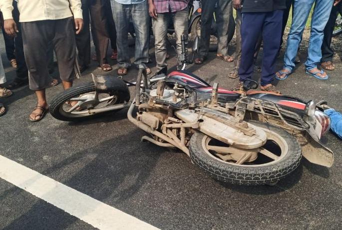An unidentified vehicle blew up a two-wheeler, killing one; one serious injured | अज्ञात वाहनाने दुचाकीस उडविले; एक ठार, एक गंभीर जखमी