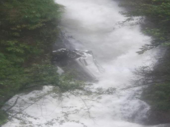 Car crash in collapse of waterfall; Death on the spot | धबधब्यात कोसळून कारचा भीषण अपघात; एकाचा जागीच मृत्यू Car crash in collapse of waterfall; Death on the spot | धबधब्यात कोसळून कारचा भीषण अपघात; एकाचा जागीच मृत्यू