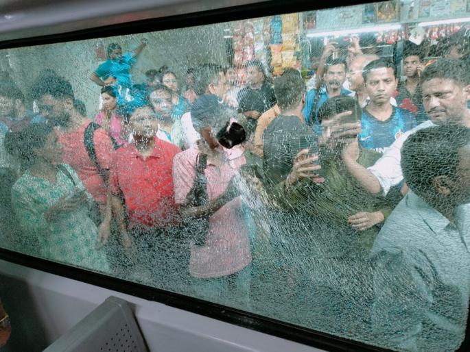 He took out the anger of the fight with his wife on the AC local threw stones and broke the glass | बायकोशी झालेल्या भांडणाचा राग त्यानं एसी लोकलवर काढला, दगडफेक करत काचच फोडली! He took out the anger of the fight with his wife on the AC local threw stones and broke the glass | बायकोशी झालेल्या भांडणाचा राग त्यानं एसी लोकलवर काढला, दगडफेक करत काचच फोडली!