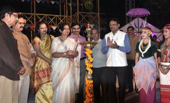 Folklore of eight states in 'Octave' | ‘आॅक्टेव’ मध्ये आठ राज्यातील लोककलाविष्कार Folklore of eight states in 'Octave' | ‘आॅक्टेव’ मध्ये आठ राज्यातील लोककलाविष्कार