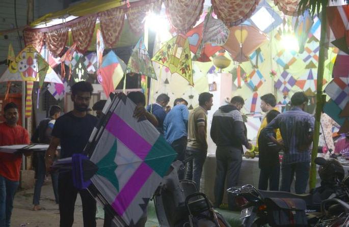 Police action against kite flyers | पतंग उडविणाऱ्यांवर पोलीस कारवाई Police action against kite flyers | पतंग उडविणाऱ्यांवर पोलीस कारवाई
