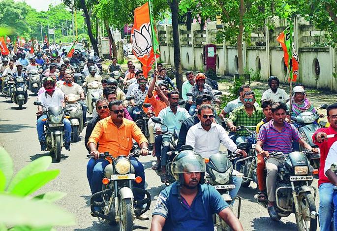 Action against 52 bikers in BJP rally | भाजप रॅलीतील ५२ चालकांवर कारवाई Action against 52 bikers in BJP rally | भाजप रॅलीतील ५२ चालकांवर कारवाई