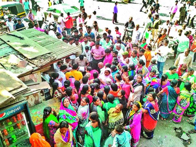 Where to go with the family ?; Local rage against action | कुटुंबासह जायचे कुठे?; कारवाईविरोधात स्थानिकांमध्ये रोष Where to go with the family ?; Local rage against action | कुटुंबासह जायचे कुठे?; कारवाईविरोधात स्थानिकांमध्ये रोष