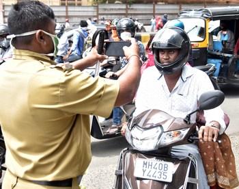Police action against 2026 people walking without mask in Nagpur | नागपुरात विना मास्क फिरणाऱ्या २०२६ जणांवर पोलिसांची कारवाई Police action against 2026 people walking without mask in Nagpur | नागपुरात विना मास्क फिरणाऱ्या २०२६ जणांवर पोलिसांची कारवाई