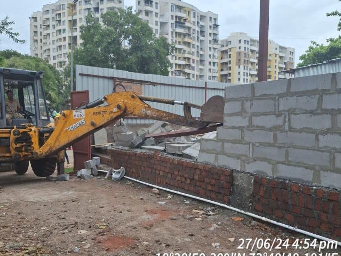 In Pune, hammer, municipality strikes on unauthorized construction of river banks | PMC: पुण्यात नदीकाठच्या अनधिकृत बांधकामावर हातोडा, पालिकेची धडक कारवाई In Pune, hammer, municipality strikes on unauthorized construction of river banks | PMC: पुण्यात नदीकाठच्या अनधिकृत बांधकामावर हातोडा, पालिकेची धडक कारवाई